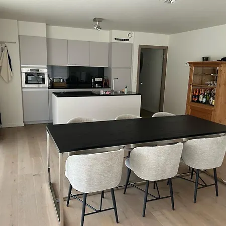 Spacious And Modern 3 Bedroom Near The Sea *
